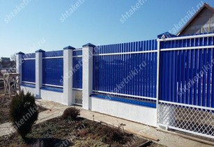Фото забора из синего штакетника в Нижнем Новгороде